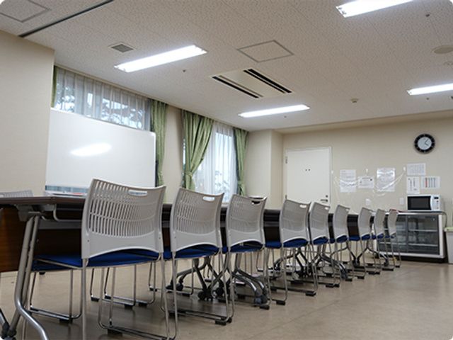 ダイニングルーム ダイニングルーム 広々としたダイニングルームでは、自然光を感じながら快適に過ごせます。清潔感のある雰囲気です。