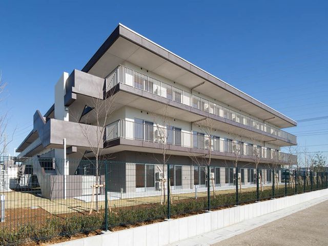 外観の3階建て建物 外観   大きなひさしと連続したバルコニーが印象的な3階建ての建物です。敷地まわりは柵で囲まれ、落ち着いた印象です。