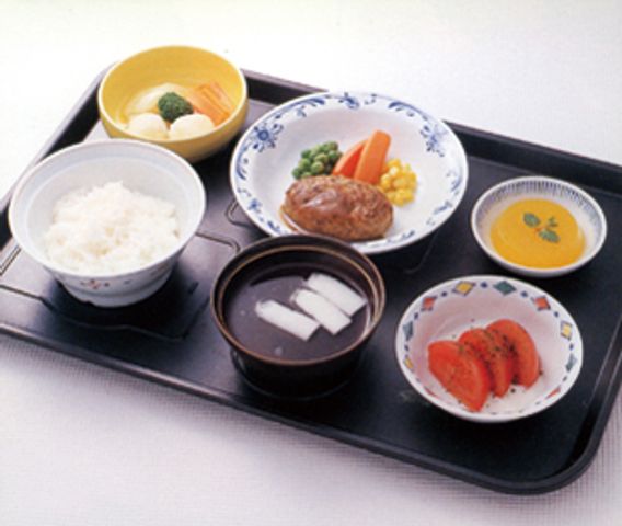 栄養バランスの取れた食事 食堂 彩り豊かな献立は、栄養バランスが考慮されています。季節の野菜を使って美味しく仕上げました。