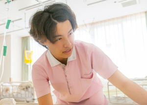 介護士が働く様子の居室