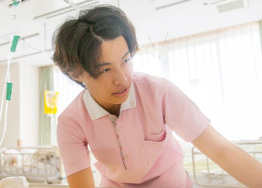 介護士が働く様子の居室
