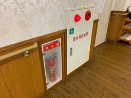 消火設備が設置された廊下