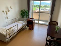 ベッドとテーブルの居室
