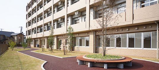明るい中庭の景色