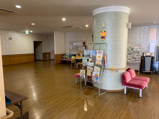 雑誌が並ぶロビー