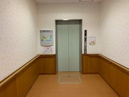 木目調のエレベーター廊下