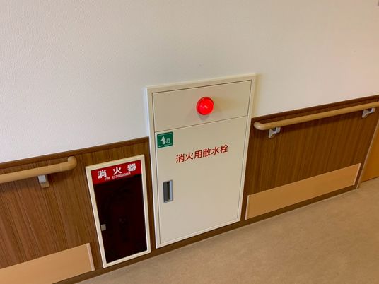 消火設備が設置された通路