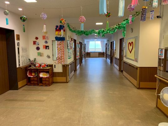 アートが彩る廊下