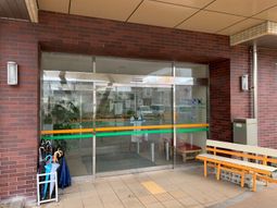 透明な玄関ドアのエントランス