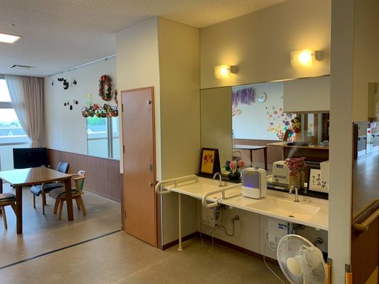 洗面台のあるラウンジ