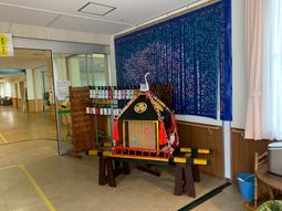 飾り棚と広い廊下