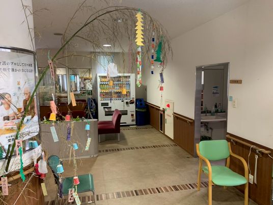 壁沿いの座席と飾りの廊下