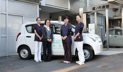 スタッフと車