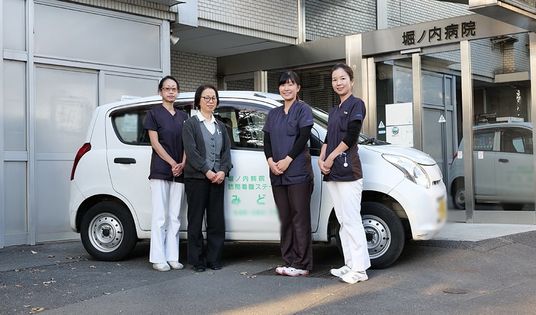 スタッフと車