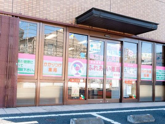 明るい出入口の外観  