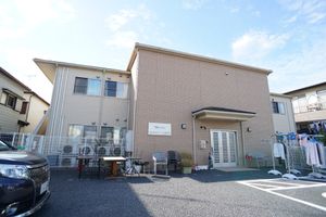 明るい施設の外観