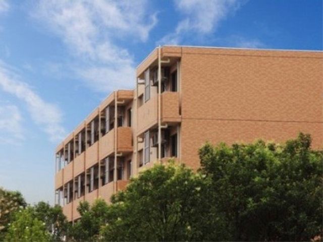明るく広々とした外観 外観 ゆったりとした緑豊かな環境に建つ施設です。広々とした空間で働くことができ、心地よい風を感じられます。