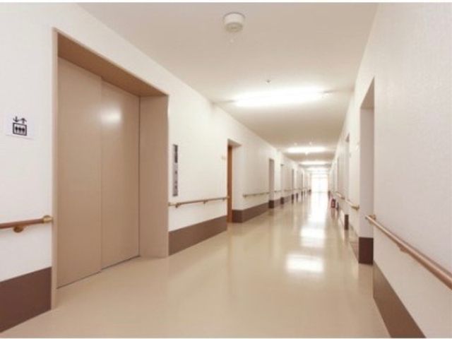 清潔で広々とした廊下 廊下 手すりが設置された明るく清潔な廊下です。歩行に不安のある方でも安心して移動いただける環境が整っています。