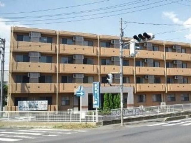 多階層の建物外観 外観 日差しが届く温かな雰囲気の建物で、幅広い世代の方が活動しやすい環境です。安全に配慮した設計となっております。