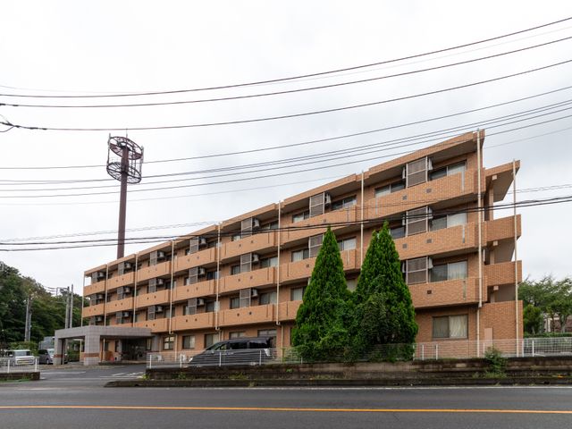 外観の建物 外観   落ち着いた色合いの建物で、各階のベランダがそろっています。植栽も整えられ、ゆとりのある雰囲気です。