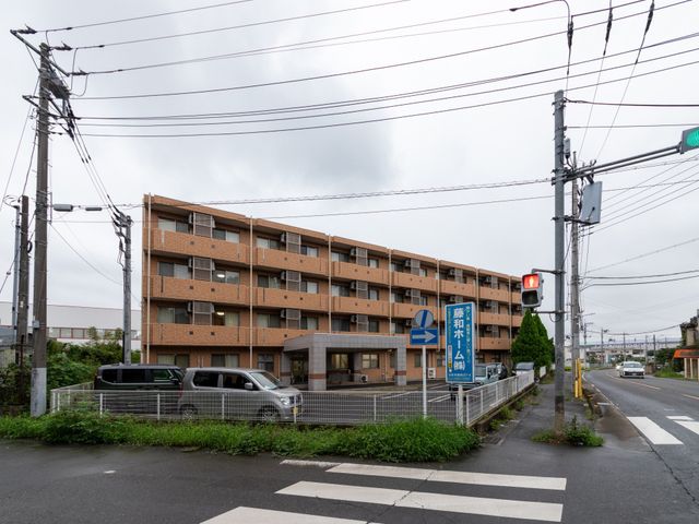 介護施設の外観 外観   落ち着いた色合いの建物で、道路沿いから出入りしやすい雰囲気です。勤務先の建物の全体像を把握しやすい外観です。