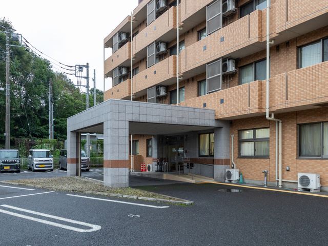 外観の正面玄関 外観   落ち着いた色合いの外壁が印象的な建物です。正面玄関には車寄せがあり、雨の日も出入りしやすそうです。