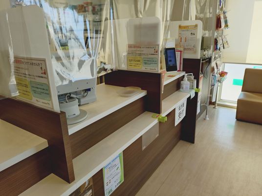 明るい受付カウンター  