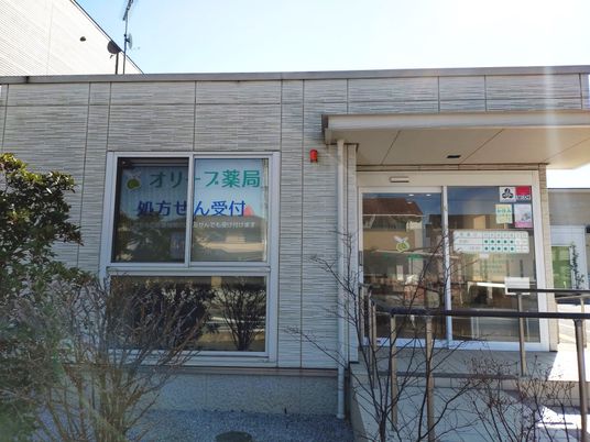 薬局の入口外観  