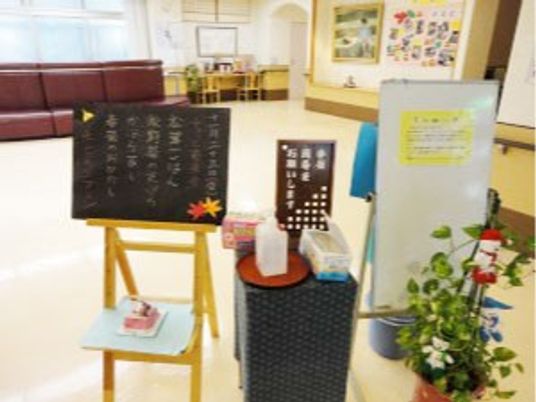 掲示物のあるロビー  