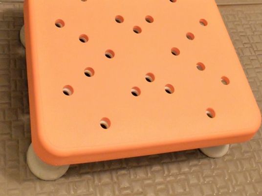 丸穴のある小型椅子  