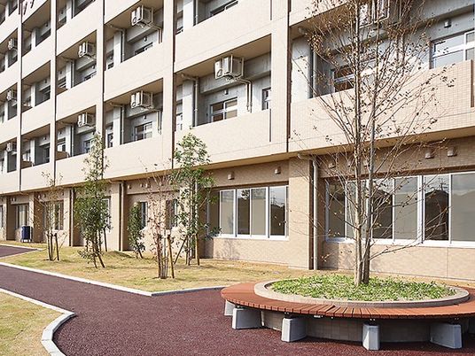 建物外観と中庭  