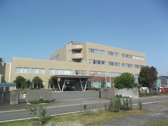 ゆったりとした外観 外観 広々とした建物前では、心地よい風が吹く開放的な場所です。静かで穏やかな環境がお迎えします。