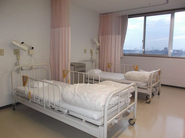 快適な居室 居室（多床室） 一人ひとりの空間を広くとった多床室です。大きな窓からは自然光が差し込み、明るく開放的です。