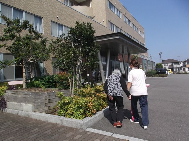 施設敷地内 施設の周りや、目の前にあるあいじゅふれあい広場では、面会に来られたご家族様と散歩ができます。