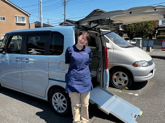 駐車場と職員