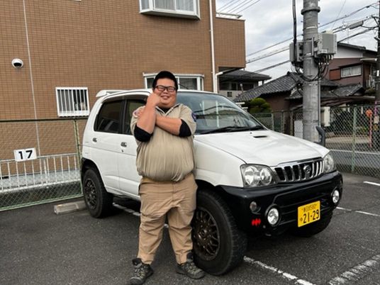 車の前に立つ人