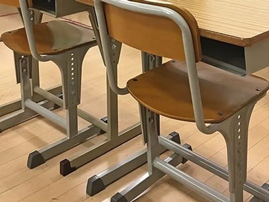 机と椅子の並ぶ食堂  