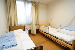 明るい居室の様子