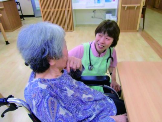 利用者と交流するスタッフの姿