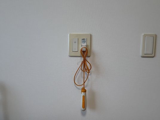 呼出し装置つき壁面