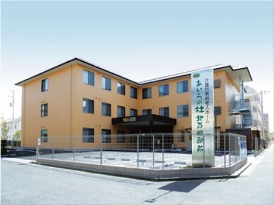 明るい外観の建物