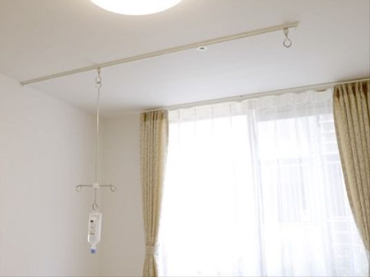 明るい居室の一角