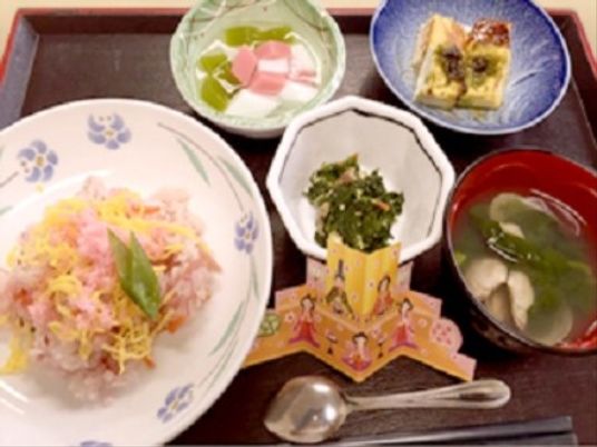 盛り付けられた彩り食事
