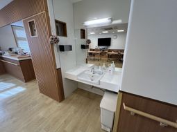 清潔な洗面台と食堂