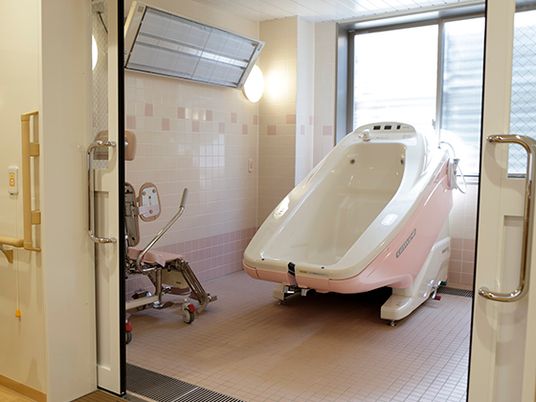 先進的な介護機器の浴室