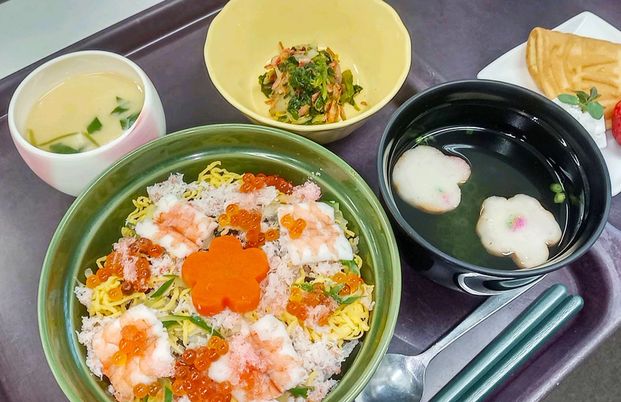 彩り豊かな料理のトレー