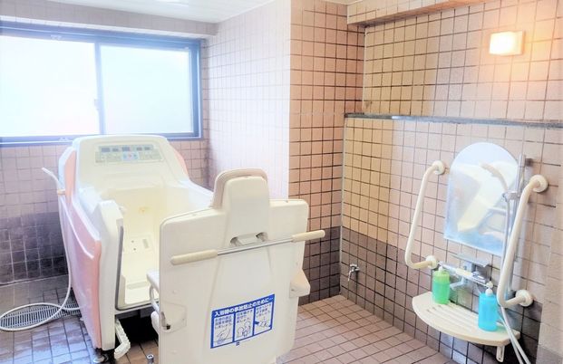 明るい設備の浴室