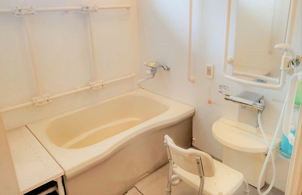 手すり付きの浴室