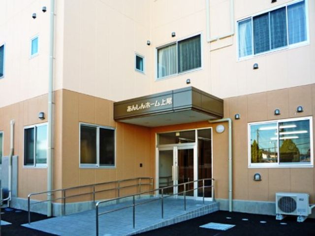きれいな施設のエントランス 外観 手すり付きのアプローチが整備されたエントランスです。訪れる方が安全に出入りできるよう配慮されています。