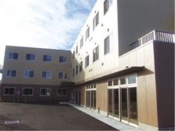 明るい建物の外観